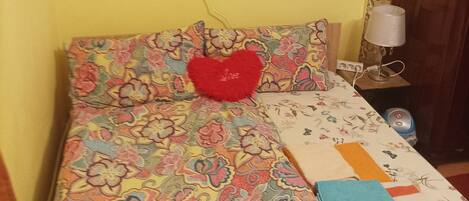 1 غرفة نوم ومكواة/لوح كي وواي فاي وملاءات أسرّة