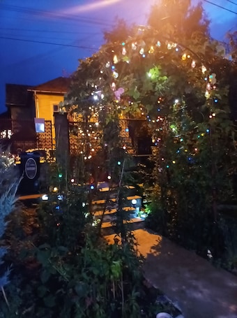 Property grounds. Cosy One Bedroom Appartment with Beautiful Garden