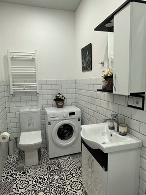 Haartrockner, Handtücher, Seife, Toilettenpapier