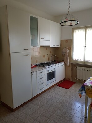 Kühlschrank, Ofen, Herdplatte, Wasserkocher mit Kaffee-/Teezubehör