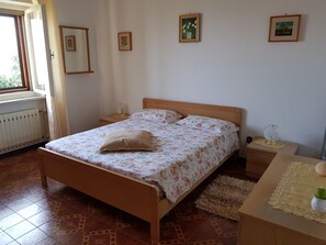 2 chambres, fer et planche à repasser, Wi-Fi gratuit, draps fournis