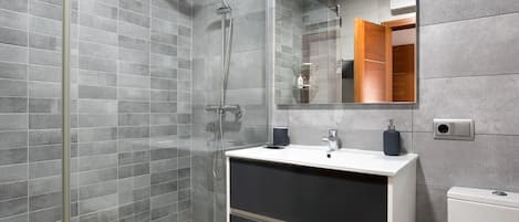 Douche, séchoir à cheveux, serviettes fournies