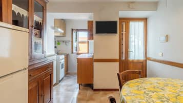 Fridge, oven, stovetop, cookware/dishes/utensils