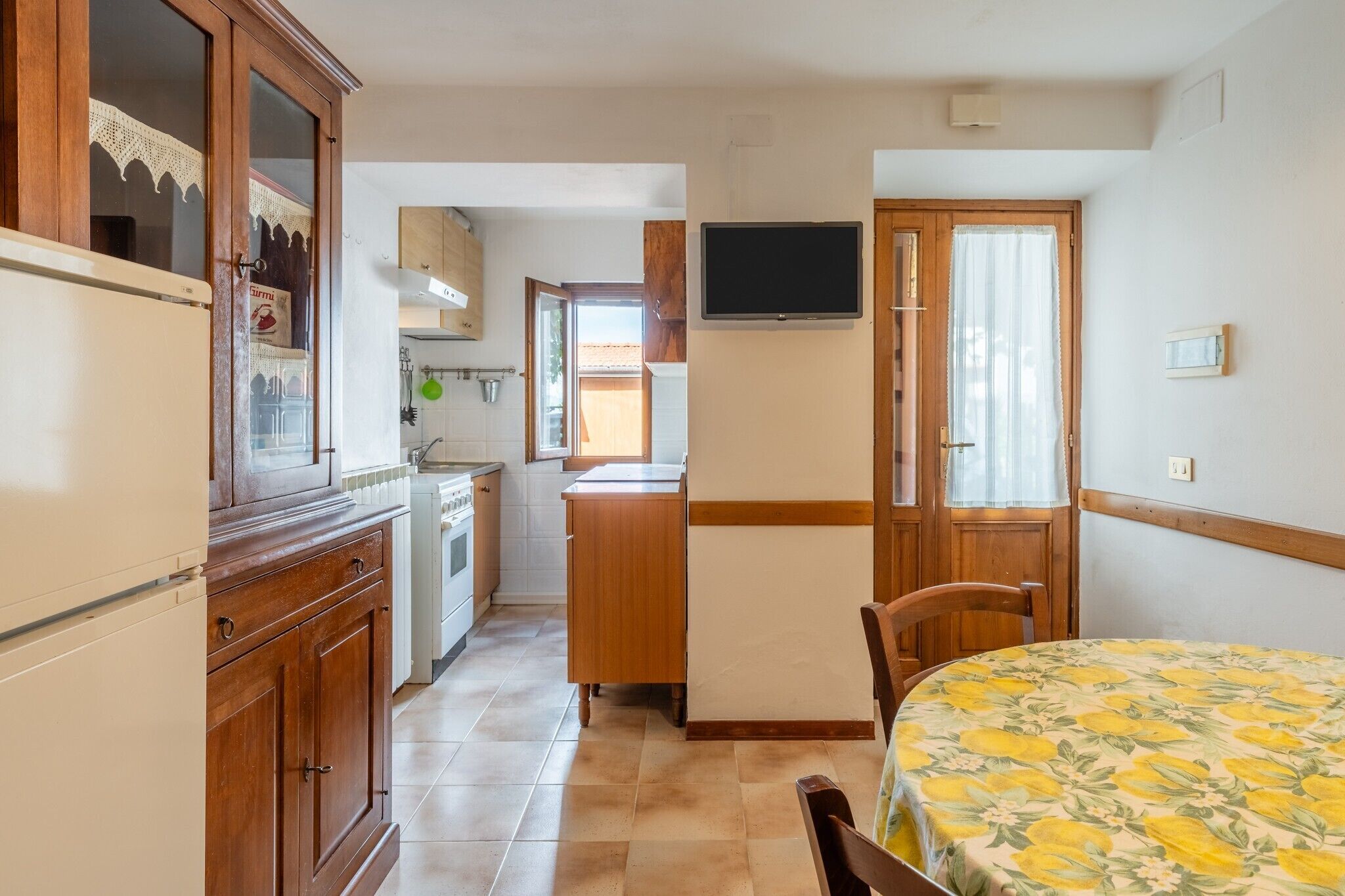 Fridge, oven, stovetop, cookware/dishes/utensils