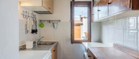 Fridge, oven, stovetop, cookware/dishes/utensils