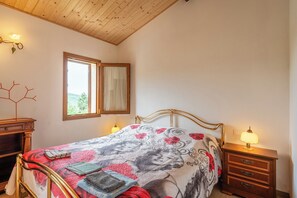 2 quartos, ferros/tábuas de passar roupa, roupa de cama