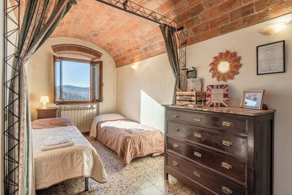 2 bedrooms, free WiFi, bed sheets - Apartment 'Casa Claire' with Mountain View, Private Terrace and Private Garden (San Marcello Piteglio)