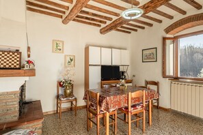 Dining - Apartment 'Casa Claire' with Mountain View, Private Terrace and Private Garden (San Marcello Piteglio)