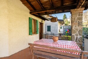 Outdoor dining - Apartment 'Casa Claire' with Mountain View, Private Terrace and Private Garden (San Marcello Piteglio)