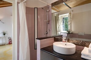 Ducha, secador de pelo y toallas