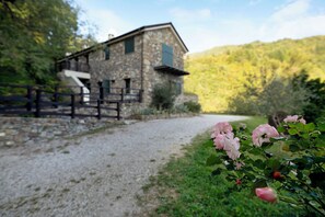 Property grounds - Apartment 'Il Mulino - Appartamento Terra' with Mountain View, Shared Garden and Balcony (Borzonasca)
