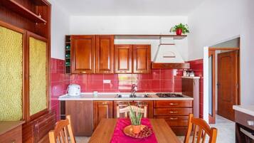 Frigorifero, microonde, forno, piano cottura