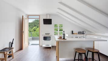 Fridge, microwave, stovetop, coffee/tea maker