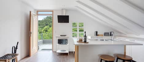 Kjøleskap, mikrobølgeovn, kokeplater og kaffetrakter/tekoker