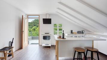 Kjøleskap, mikrobølgeovn, kokeplater og kaffetrakter/tekoker