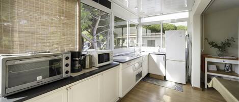 Réfrigérateur, four à micro-ondes, un four, surface de cuisson