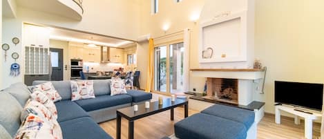 Een televisie en een open haard