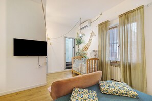 1 habitación, tabla de planchar con plancha, wifi gratis y ropa de cama