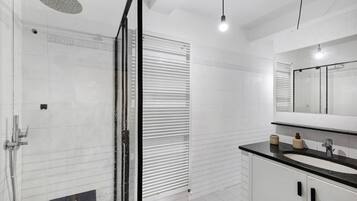 Shower, hair dryer, towels