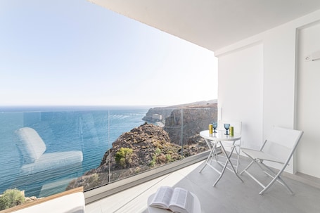 Outdoor dining. Apartment 'Los Acantilados' with Sea Views, Shared Pool and Wi-Fi