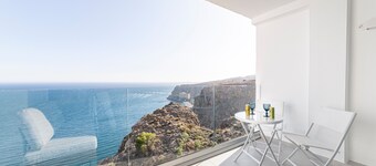 Apartment 'Los Acantilados' with Sea View, Shared Pool and Wi-Fi