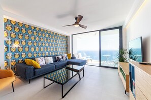 TV - Apartment 'Los Acantilados' with Sea View, Shared Pool and Wi-Fi (Almería)
