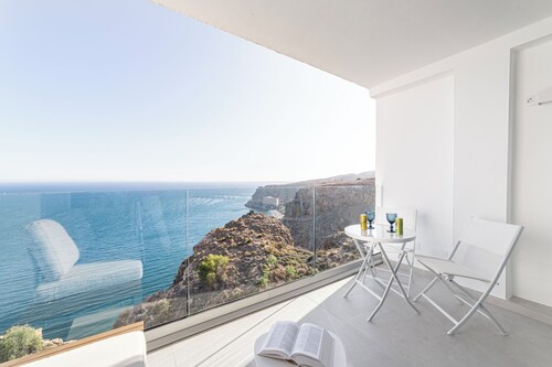 Apartment 'Los Acantilados' with Sea View, Shared Pool and Wi-Fi