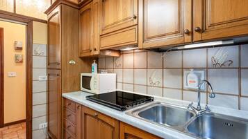 Geladeira, micro-ondas, fogão, cooktop