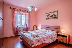 3 bedrooms, iron/ironing board, free WiFi, bed sheets - Apartment 'Casa Gaia' with Mountain View (Prataccio)