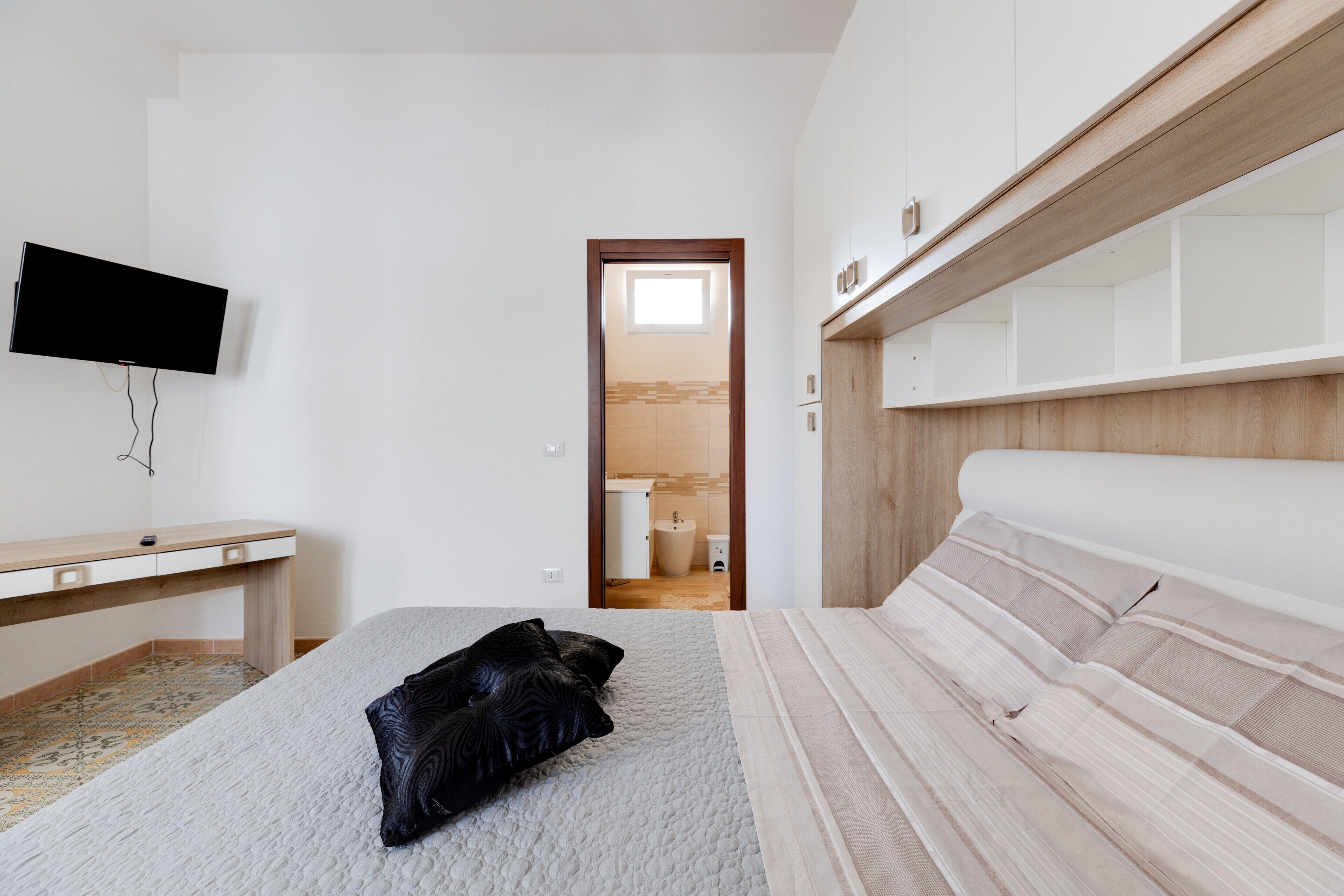 3 habitaciones, tabla de planchar con plancha, wifi y ropa de cama 