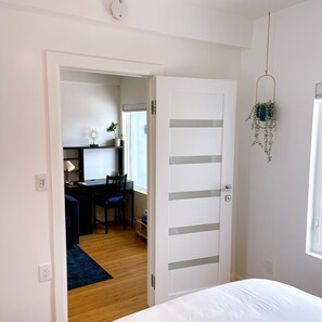 2 chambres, bureau, fer et planche à repasser, lit parapluie