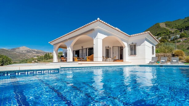 A white villa with a pool, outdoor seating, and a mountainous backdrop. - Villa 'Casa Hyam' with Lake View, Private Pool and Air Conditioning (Alcaucin)