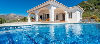 Villa 'Casa Hyam' with Lake View, Private Pool and Air Conditioning