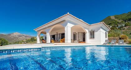 Villa 'Casa Hyam' with Lake View, Private Pool and Air Conditioning