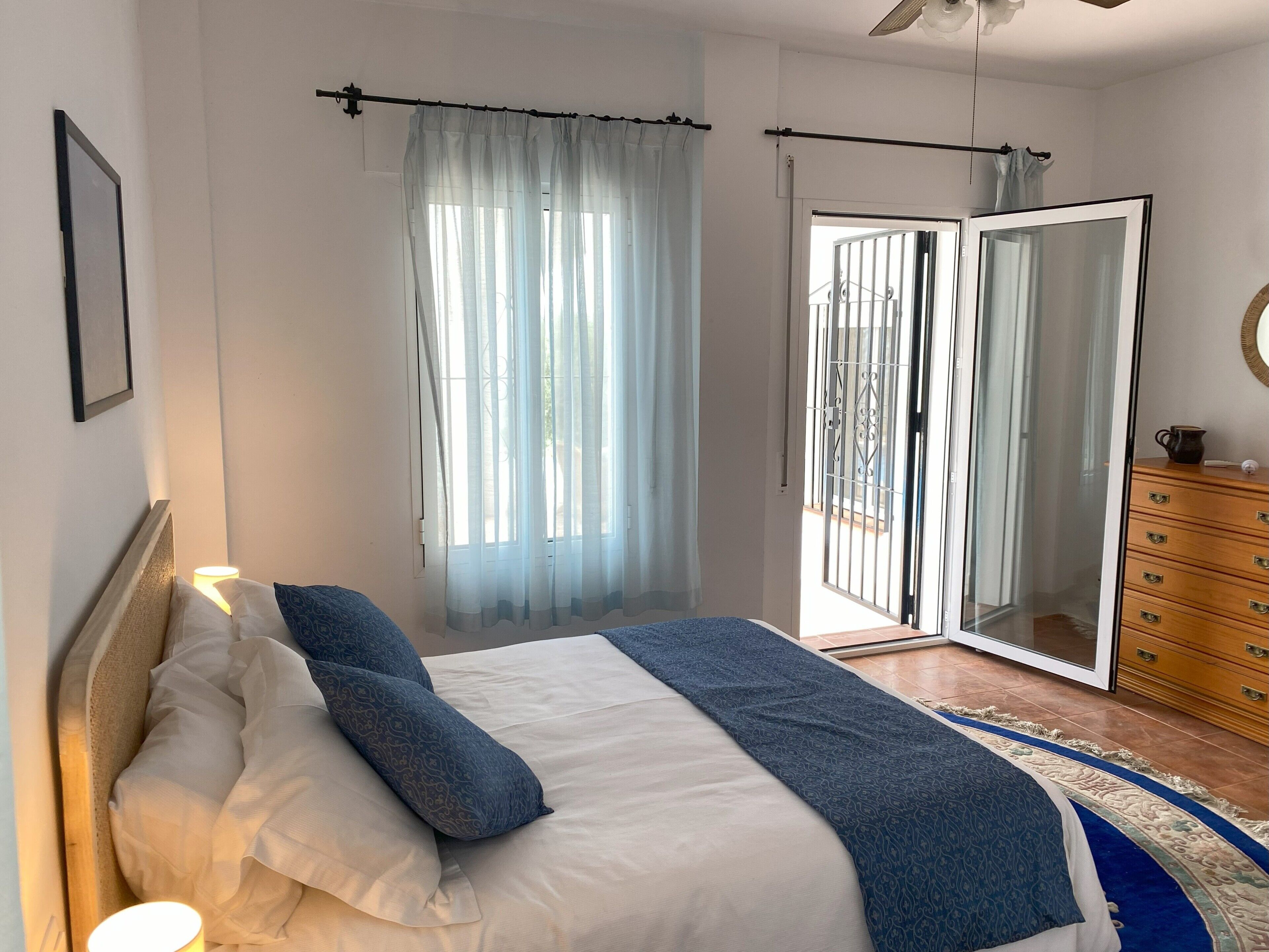 3 slaapkamers, een strijkplank/strijkijzer, gratis wifi, beddengoed