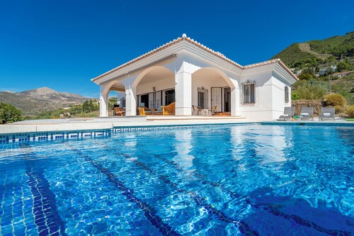 Villa 'Casa Hyam' with Lake View, Private Pool and Air Conditioning