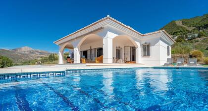 Villa 'Casa Hyam' with Lake View, Private Pool and Air Conditioning