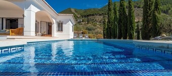 Villa 'Casa Hyam' avec vue sur le lac, piscine privée et climatisation
