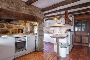 Réfrigérateur, micro-ondes, plaque de cuisson, cafetière/bouilloire