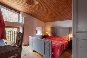 4 bedrooms, iron/ironing board, free WiFi - Vacation Home "Gîte De Chapelèche Châtaigniers 7 P" with Private Terrace & Wi-Fi (Gluiras)