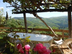 Outdoor dining - Vacation Home "Gîte De Chapelèche Châtaigniers 7 P" with Private Terrace & Wi-Fi (Gluiras)