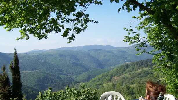 Ein Tisch mit Blick auf eine Berglandschaft.