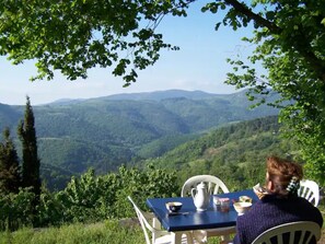Outdoor dining - Cottage "Gîte De Chapelèche Les Genêts 7 Pl" with Mountain View, Private Terrace & Wi-Fi (Gluiras)