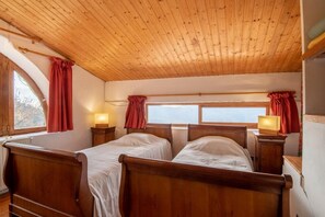 3 bedrooms, free WiFi - Cottage "Gîte De Chapelèche Les Genêts 7 Pl" with Mountain View, Private Terrace & Wi-Fi (Gluiras)