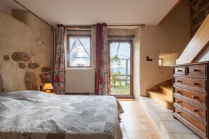3 bedrooms, free WiFi - Cottage "Gîte De Chapelèche Les Genêts 7 Pl" with Mountain View, Private Terrace & Wi-Fi (Gluiras)