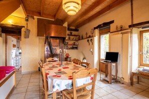 Dining - Cottage "Gîte De Chapelèche Les Genêts 7 Pl" with Mountain View, Private Terrace & Wi-Fi (Gluiras)