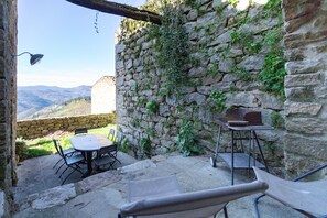 Outdoor dining - Vacation Home "Gte De Chapelèche Les Glycines" with Private Terrace, Balcony & Wi-Fi (Gluiras)