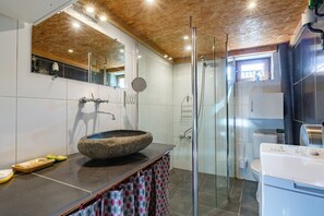 Shower, hair dryer - Vacation Home "Gte De Chapelèche Les Glycines" with Private Terrace, Balcony & Wi-Fi (Gluiras)