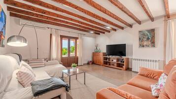 Een televisie en een open haard