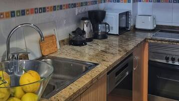 Fridge, microwave, stovetop, dishwasher